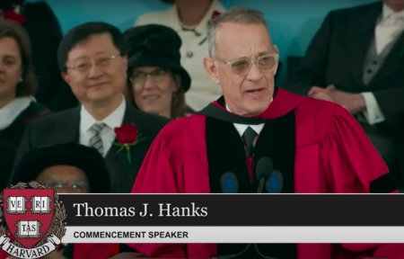 Tom Hanks, despre viitorul Americii in discursul sau de la Harvard: Adevarul este sacru. Propaganda si minciunile se vor eroda in timp