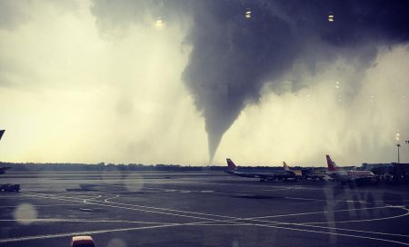 Un avion <span style='background:#EDF514'>AUSTRIAN AIRLINES</span> a ratat aterizarea la Iasi din cauza furtunii