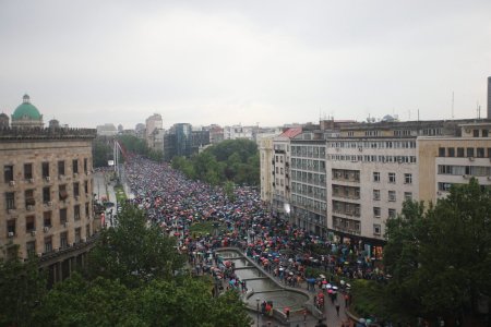 Un nou protest impotriva violentei armate, la Belgrad, cu zeci de mii de manifestanti. Ce au cerut participantii