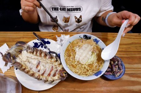Un restaurant din Taipei pregateste taitei uriasi de isopod pentru clientii aventurosi