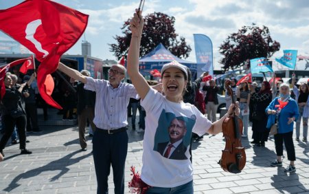 Tineri anti-Erdogan, care asteptau 