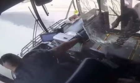 Schimb de focuri intr-un autobuz, in SUA, intre un pasager si soferul care a refuzat sa opreasca intre statii. Momentul a fost filmat