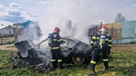Un barbat a incendiat masina fostei iubite a fratelui sau decedat, pentru a se razbuna, in Neamt