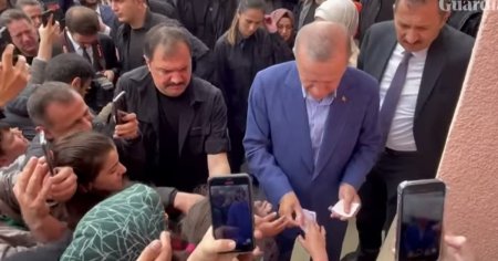 Recep Erdogan, filmat cand impartea bani sustinatorilor chiar in ziua votului VIDEO