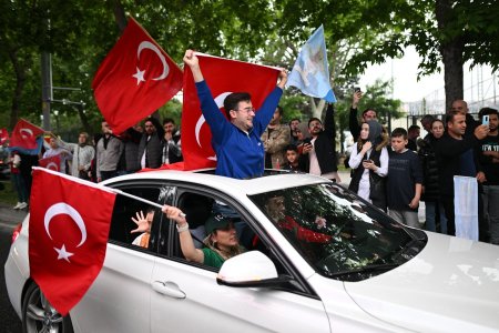Foto: Sustinatorii lui Erdogan sarbatoresc deja in strada, siguri de victoria presedintelui