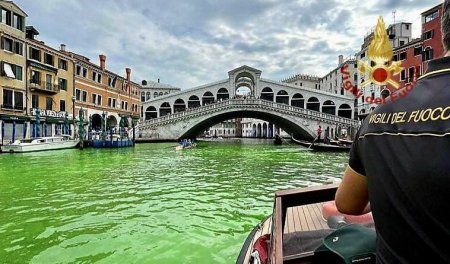 Politia venetiana a deschis o ancheta, dupa ce apa Marelui Canal s-a colorat in verde fosforescent