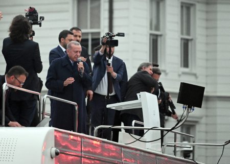 Erdogan si-a inceput discursul victoriei cantand, pe un autocar, in mijlocul sustinatorilor. Bye, bye, bye <span style='background:#EDF514'>KEMAL</span>
