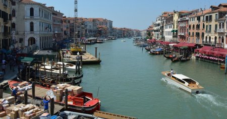 Apa din Canal Grande din Venetia a devenit verde intr-un mod misterios. Autoritatile investigheaza incidentul VIDEO