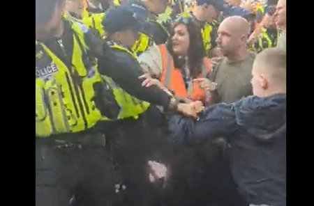 Incidente violente in Premier League, dupa ce Leicester si Leeds au retrogradat! Unii fani s-au batut intre ei, altii cu politia!