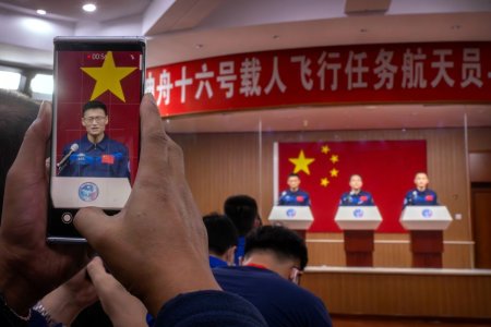 China se pregateste sa trimita in spatiu, in premiera, un astronaut civil. Cand incepe misiunea