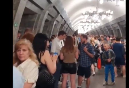 Oamenii din Kiev au dat buzna la metrou, dupa ce primarul le-a cerut sa se adaposteasca de atacurile rusilor. Imagini din subteran