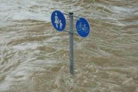 Gospodarii inundate in Arad, in urma unei viituri
