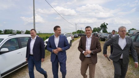 Sorin Grindeanu si presedintele Consiliului Judetean Dambovita au dat startul lucrarilor pentru extinderea la patru benzi a DN7 Baldana – Titu / Proiectul are o valoare de 258 milioane lei