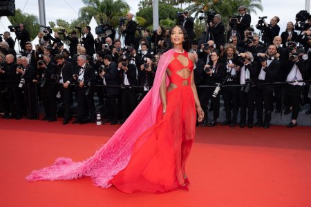 Topul celor mai bine imbracate vedete la Cannes 2023. <span style='background:#EDF514'>CELEBRITATILE</span> au facut furori cu rochiile transparente si decupate