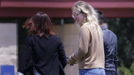 Elizabeth Holmes, cea considerata candva noul Steve Jobs, s-a predat pentru a ispasi o pedeapsa de 11 ani de inchisoare
