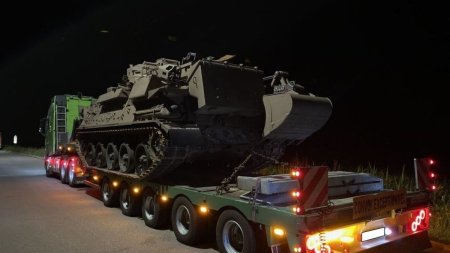 Un sofer roman de TIR a fost prins de Politie in Germania cand transporta un tanc deghizat in excavator