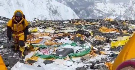 Muntele <span style='background:#EDF514'>EVEREST</span> s-a transformat in groapa de gunoi! Alpinistii lasa in urma lor tone de plastic