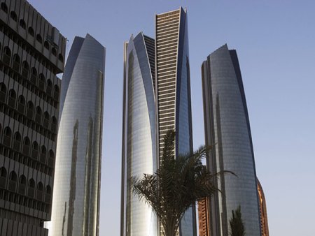 Rusi, americani, chinezi, prieteni sau dusmani, nimeni nu rezista tentatiilor oazei financiare din Abu Dhabi