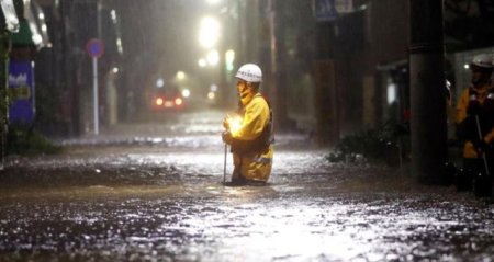 Japonia, lovita de ploi torentiale, in timp ce se apropie taifunul
