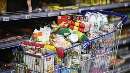 Vouchere de alimente: Peste 2,4 milioane de romani primesc mai multi bani in luna iunie