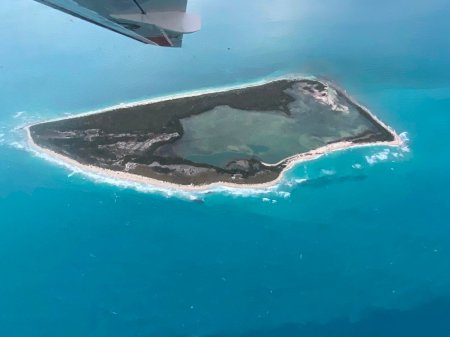 <span style='background:#EDF514'>AVION PRABUSIT</span> in Oceanul Atlantic, in apropierea unei insule din Bahamas. Toate cele cinci persoane aflate la bord au fost salvate