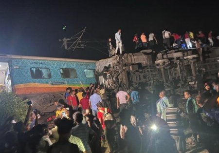 Cel putin 50 de morti si 300 de raniti, dupa ce doua trenuri s-au ciocnit in India