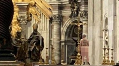 Gest scandalos la Vatican. Un turist dezbracat complet s-a urcat pe altarul Bisericii Sfantul Petru
