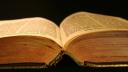 Biblia, eliminata din toate bibliotecile scolare. Motivul? Contine vulg<span style='background:#EDF514'>ARITATE</span>, violenta si sex