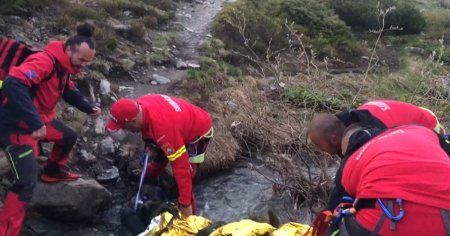 Un turist care a alunecat pe gheata o suta de metri, in Pietrosul Rodnei, a fost ajutat de salvamontisti VIDEO