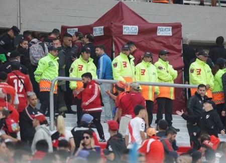 Un spectator a murit, dupa ce a cazut din tribuna in timpul unui meci in Argentina. Jocul a fost anulat