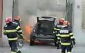 O masina a luat foc intr-o <span style='background:#EDF514'>CURT</span>e din centrul Brasovului. Cauza incendiului