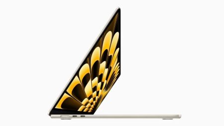 Apple a prezentat un nou <span style='background:#EDF514'>MACBOOK</span> Air de 15 inch, alaturi de Mac Studio si Mac Pro