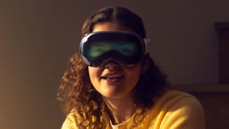 Apple Vision Pro este un computer spatial pentru experiente VR si AR, mai scump decat un <span style='background:#EDF514'>MACBOOK</span> Pro