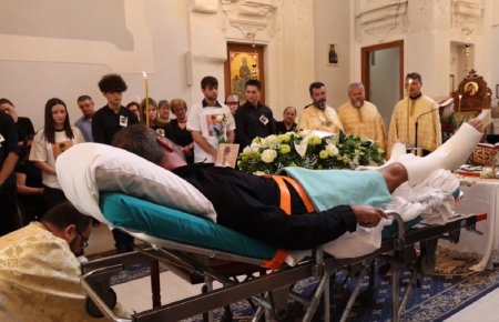 Un tata roman care si-a vazut fiul murind a fost adus pe targa la inmormantarea baiatului lui de 20 de ani, in Italia