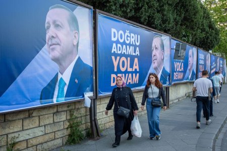 Un adolescent a fost arestat in Turcia pentru ca a desenat o mustata ca a lui Hitler pe un afis electoral cu Erdogan