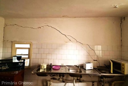Toti pacientii de la o sectie a Spitalului Judetean Arad afectata de cutremur au fost mutati. Cladirea din <span style='background:#EDF514'>GHIOROC</span> va fi expertizata