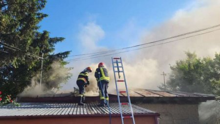Incendiu urias in Giurgiu. <span style='background:#EDF514'>TREI CASE</span> au ars de la un scurtcircuit