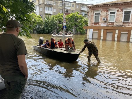 EXCLUSIV. Voluntar ucrainean vorbeste pentru publicul Libertatea din mijlocul inundatiilor: 