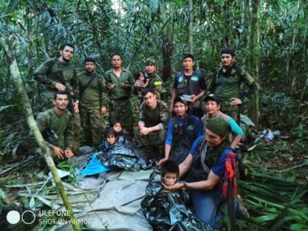 Patru <span style='background:#EDF514'>COPII DISPARUTI</span> in jungla columbiana dupa un accident aviatic au fost gasiti in viata dupa 40 de zile
