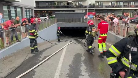 Zeci de persoane evacuate dintr-un bloc din Cluj-Napoca, dupa ce o masina a luat foc in parcarea subterana