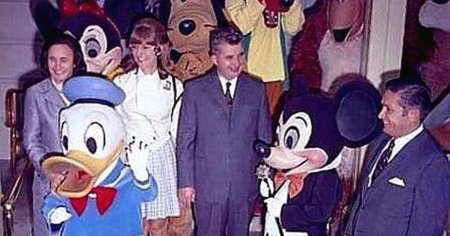 Cum a ajuns Ceausescu sa fie primul lider comunist la Disneyland. Dupa <span style='background:#EDF514'>MICKEY MOUSE</span>, s-a intalnit cu Nixon VIDEO