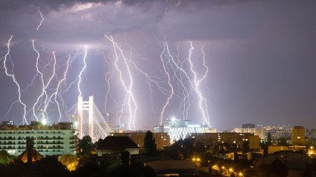 <span style='background:#EDF514'>PROGNOZA METEO PENTRU BUCURESTI</span>. Meteorologii ANM anunta furtuni, ploi si descarcari electrice