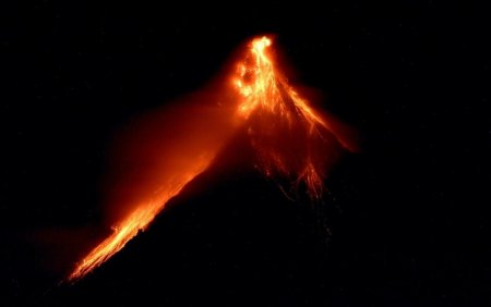 Aproape 13.000 de persoane au fost evacuate in urma eruptiei <span style='background:#EDF514'>VULCANULUI</span> Mayon. VIDEO