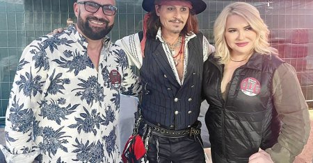 Chimirul si ia lui Johnny Depp, cadou de la Clejani. Lautarii i-au facut si o masa cu mici si sarmale