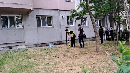 O fetita de 4 ani ramasa singura in apartament a cazut de la etajul 4 al unui bloc din Galati
