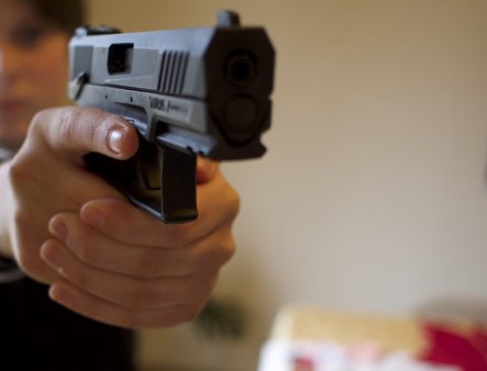 Un adolescent de 18 ani a fost impuscat cu un pistol de tip airsoft de un baiat de 15 ani, pe o strada din Craiova