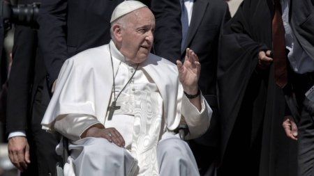 Papa Francisc a fost externat din spital vineri, la noua zile de la interventia chirurgicala adbominala