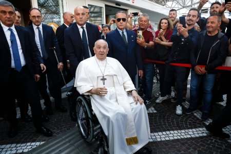 Papa Francisc a fost externat din spital, dupa interventia chirurgicala suferita la Roma