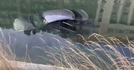 Un sofer baut a plonjat cu masina in raul Dambovita, pe S<span style='background:#EDF514'>PLAI</span>ul Independentei
