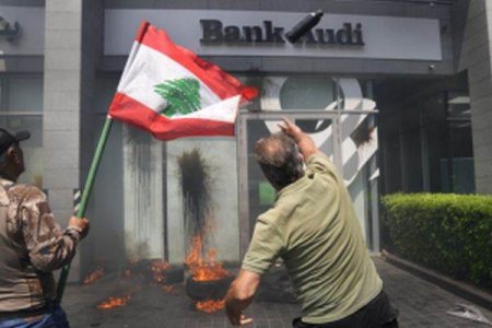 Protestatarii <span style='background:#EDF514'>LIBANEZI</span> ataca bancile dupa ce parlamentul nu a reusit sa aleaga presedinte
